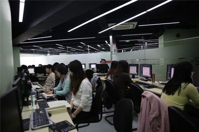 上海服裝設(shè)計(jì)培訓(xùn) 實(shí)戰(zhàn)教學(xué)賦能，技能學(xué)歷與就業(yè)全方位護(hù)航